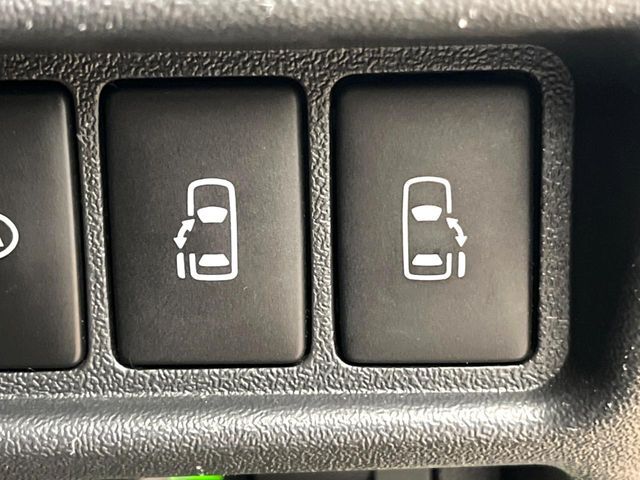 【両側パワースライドドア】スマートキーや運転席のスイッチで後席両側スライドドアの開閉が可能♪電動だから力を入れてドアを開ける必要が無く、小さなお子様でも簡単に開け閉めでき快適です♪