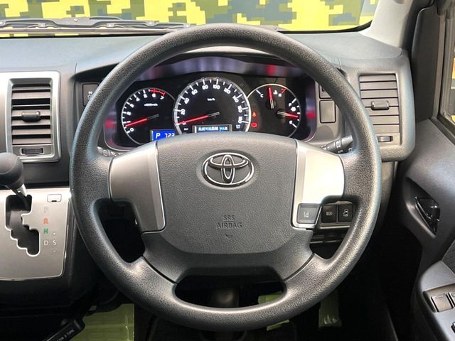インテリアに合わせたデザインのステアリングは、運転される方のことも考え、運転しやすい形状、大きさです。是非一度、実際に触ってお確かめください。