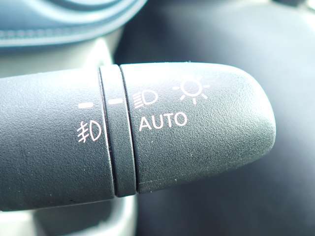 オートライト機能が装備されており暗い場所に入ると車両が検知しライトのON・OFFを自動的に切り替えてくれますので非常に便利な装備です♪