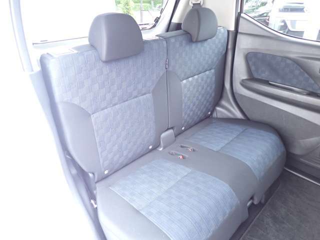 後部座席は足元が広く軽自動車とは思えないほどの空間がございます♪
