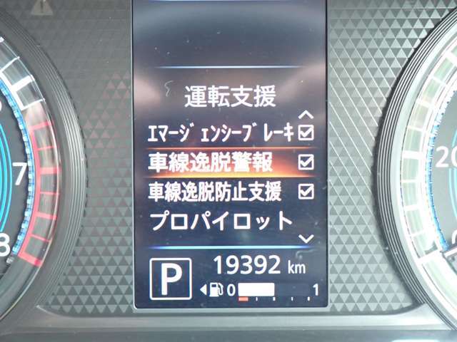 LDW（車線逸脱警報）が装備されておりドライバーが意図せずに白線を跨ぐと警告音で注意を促してくれます♪