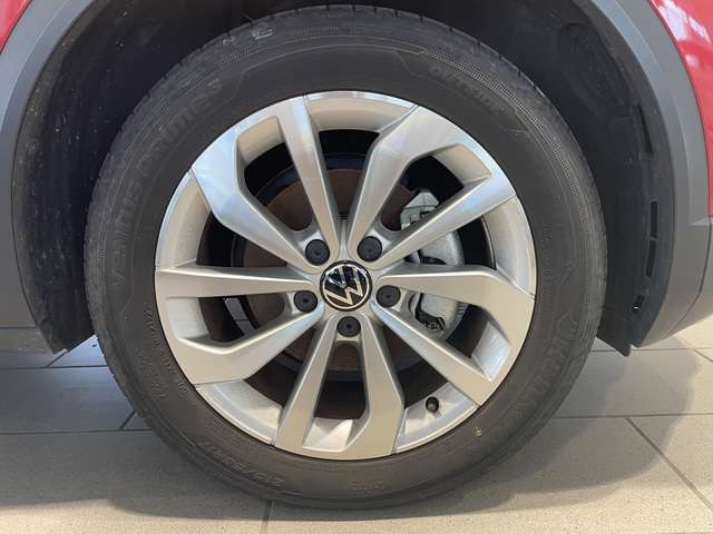 純正17インチアルミ！タイヤサイズは215/55R17です