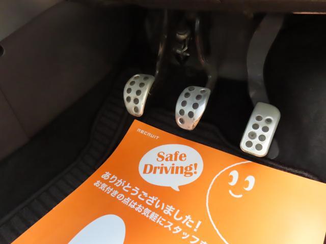 スポーティー感を演出するアルミ製スリーペダル♪