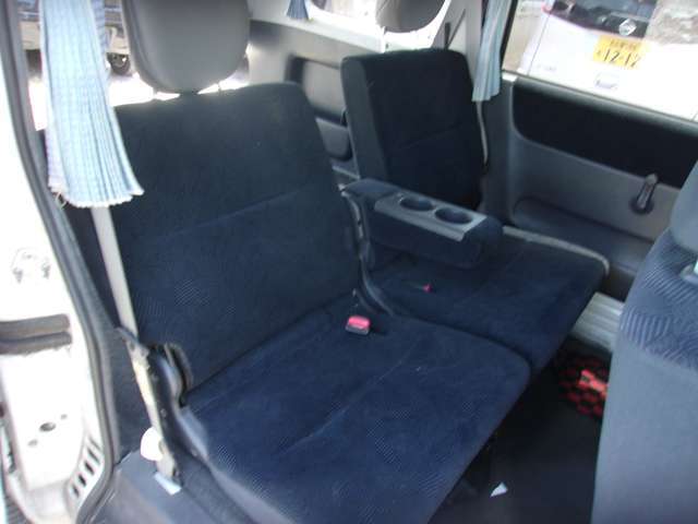 リアシートです。なかなか　ゆったりしてます。結構　綺麗な状態です。荷物に　応じて　背もたれを　たたんだり　シートたたんで　フラットにも　できます。ひじ掛け付き　ヘッドレストは　ザッツのフロント用です