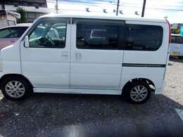 左です。左リアタイヤ前部分に　擦り傷ありますが　まあまあ綺麗な状態です。