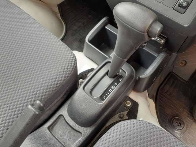 オ-バ-ドライブスィッチ付き4速AT車です。