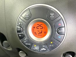 【オートエアコン】一度お好みの温度に設定すれば、車内の温度を検知し風量や温度を自動で調整。暑い…寒い…と何度もスイッチ操作をする必要はありません。快適な車内空間には必須の機能ですね♪