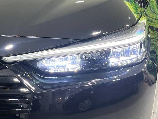 【LEDヘッドライト】悪天候や夜間走行時も良好な視界を確保し安心して運転できる高輝度LEDヘッドライトを装備！点灯速度が早く、消費電力も抑えられています。