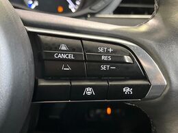 【マツダ・レーダークルーズコントロール】高速道路での長距離走行が楽に！自動で速度を保つクルーズコントロールが、衝突軽減システムと連携し、前方の車両を感知して車間を保つように速度調節してくれます！！