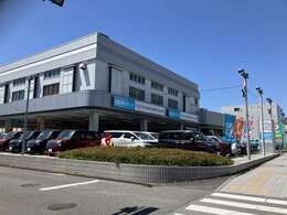 屋内にに50台展示しております。悪天候でもじっくり車両確認いただけます。（総展示台数80台）