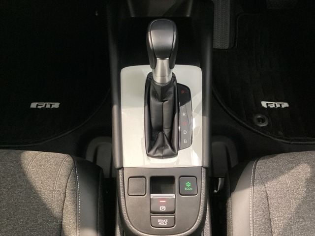 CVT車のセレクトレバーです。低速から高速まで、変速ショックのないスムーズな走りと、エンジン効率のよい領域を維持して燃費にも貢献します。サイドブレーキはスイッチ操作の電子制御パーキングブレーキです。