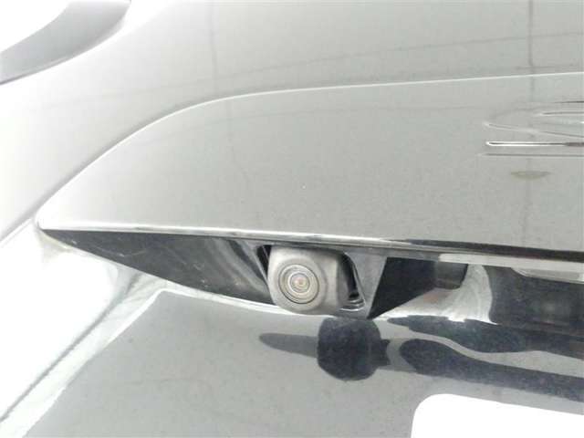 バックカメラが付いているので後方確認が非常にしやすいです。今や運転初心者も熟練者も必須装備！ついていて損はないですね♪