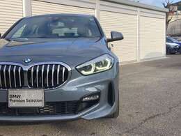 フロントマスクのキドニーグリルはどこからみてもBMWとわかるスタイルです