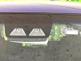 【スマートアシスト】走行中に前方の車両等を認識し、衝突しそうな時は警報とブレーキで衝突回避と被害軽減をアシスト。より安全にドライブをお楽しみいただけます。