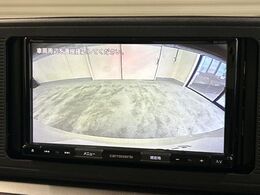 【バックカメラ】駐車時に後方がリアルタイム映像で確認できます。大型商業施設や立体駐車場での駐車時や、夜間のバック時に大活躍！運転スキルに関わらず、今や必須となった装備のひとつです！