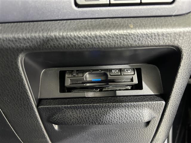 【ETC】有料道路を利用する際に料金所で停止することなく通過できる、ETC車載器（ノンストップ自動料金収受システム機器）が装備されています。セットアップを行うことで利用可能になります。
