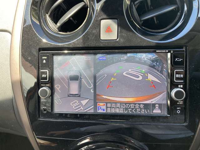 アラウンドビューモニターです。4つのカメラからの映像を合成・処理することで空から見下ろすような視点で周囲を確認でき、駐車時のクルマの位置確認がスムーズになります。