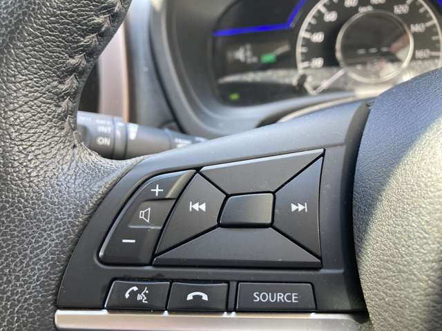 ステアリングスイッチです。ナビのオーディオコントロールが手元で行えます