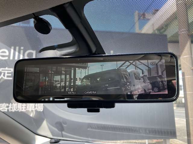 スマートルームミラー、バックドアについてますカメラと連動して、ルームミラー見後方の画像が映ります。