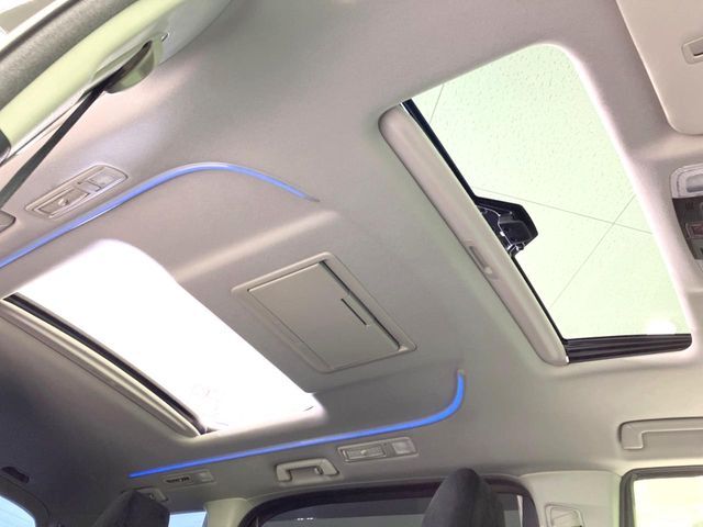 【サンルーフ】開放感たっぷりの希少装備、サンルーフが装着されています！車内に明かりを取り入れたり景色を楽しむ以外にも、車内の空気も簡単に換気できて快適です！