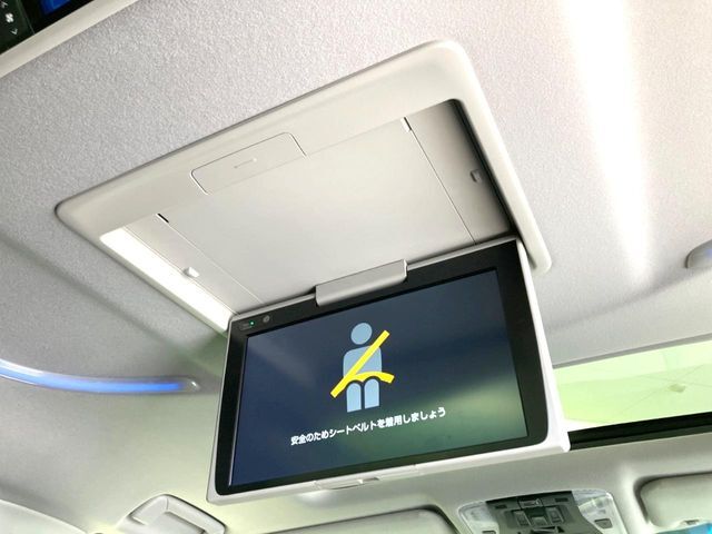 【フリップダウンモニター】大画面モニターで後席でもエンタメをお楽しみいただけます。小さなお子様にも大人気の装備です♪
