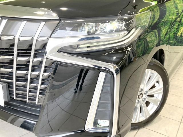 【LEDヘッドライト】悪天候や夜間走行時も良好な視界を確保し安心して運転できる高輝度LEDヘッドライトを装備！点灯速度が早く、消費電力も抑えられています。