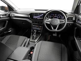 人を中心とした機能的なインテリア。フォルクスワーゲン車は、使いやすさと、視界の良さにもこだわっています。