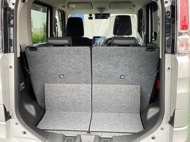 定員乗車時でもリヤシートをスライドさせることで広いラゲッジスペースを確保♪
