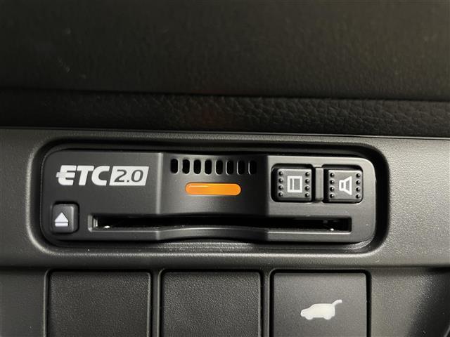 【ETC】有料道路を利用する際に料金所で停止することなく通過できる、ETC車載器（ノンストップ自動料金収受システム機器）が装備されています。セットアップを行うことで利用可能になります。