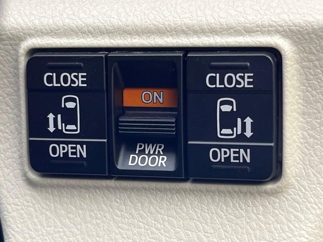 【両側パワースライドドア】スマートキーや運転席のスイッチで後席両側スライドドアの開閉が可能♪電動だから力を入れてドアを開ける必要が無く、小さなお子様でも簡単に開け閉めでき快適です♪