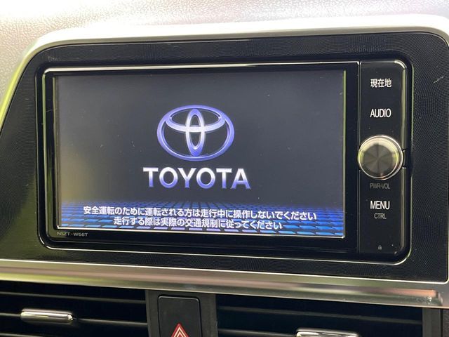 【純正ナビ】人気の純正ナビを装備しております。ナビの使いやすさはもちろん、オーディオ機能も充実！キャンプや旅行はもちろん、通勤や買い物など普段のドライブも楽しくなるはず♪