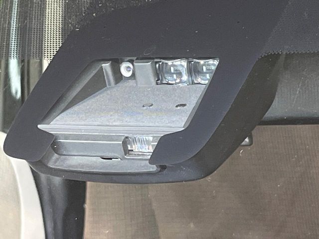 【プリクラッシュセーフティ】前方の車両等を検知し、衝突しそうな時は警報で注意を促し、ブレーキを踏む力をサポート。ブレーキを踏めなかった場合は衝突被害軽減ブレーキが作動、衝突回避をサポートします。