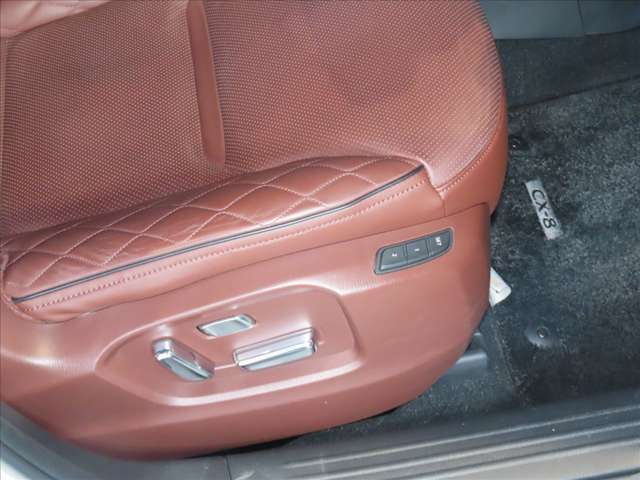 運転席は、10Wayの電動シート仕様になっており、ドライバーの体格に合わせたドライビングポジションを設定可能です。また、頻繁に使うポジションは、メモリー機能で記憶させることが可能です★☆★☆