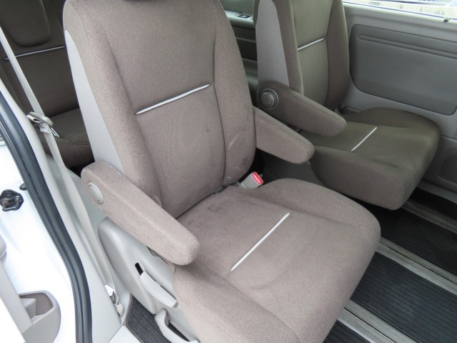【後部座席側のアームレスト】後部座席にもアームレストが付いています。肘を置いてゆったりとドライブを堪能できます。