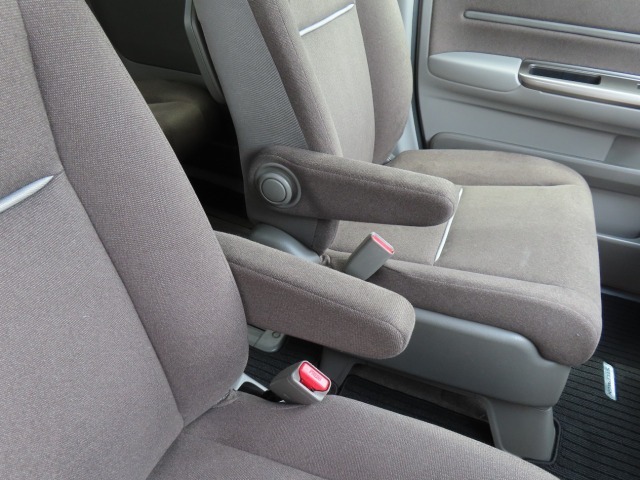 【フロントのアームレスト】前席はアームレスト付きです。肘を置いてゆったりと運転できます。