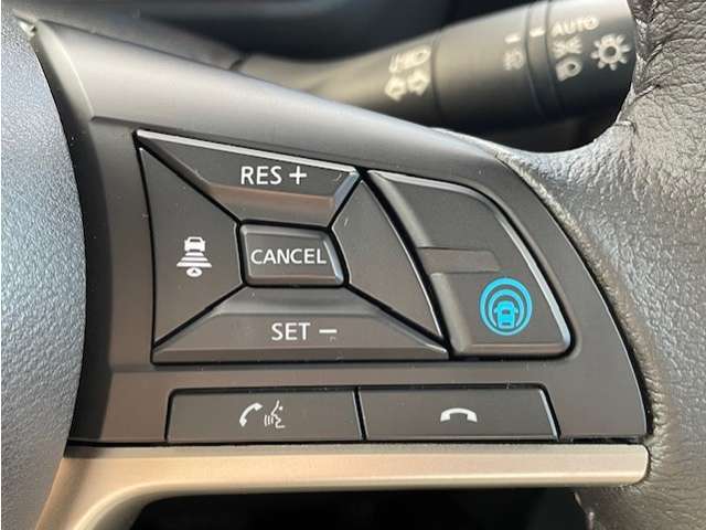 ＜プロパイロット＞高速道路での単調な渋滞走行と長時間の巡航走行をドライバーに代わってアクセル、ブレーキ、ステアリングを自動で制御。高速道路運転で感じていたイライラやストレスが減ってロングドライブが楽に