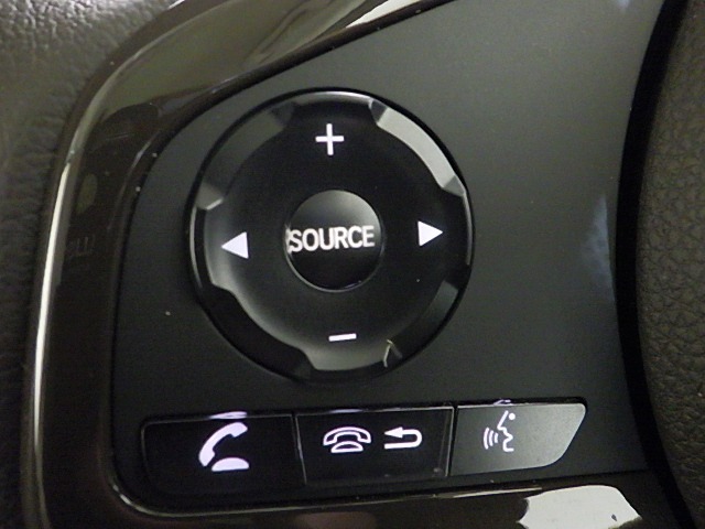 ハンドルにオーディオの操作スイッチが装備されています！視線を前方から外さずハンドルから手を離さずに操作できるのでとっても安全ですね♪