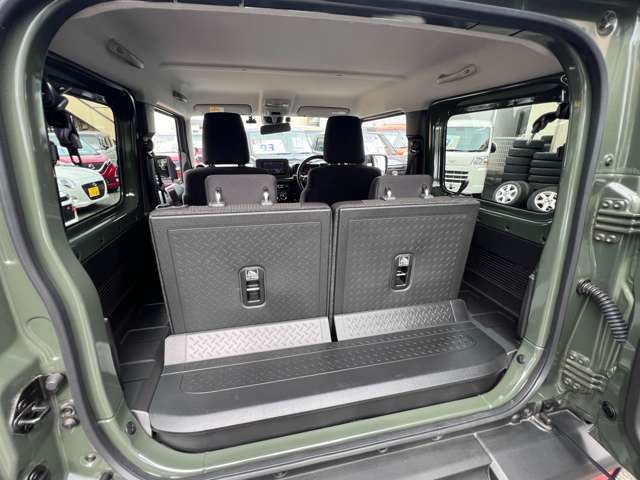 防汚ラゲッジフロアで、汚れた際のメンテナンスも楽々。荷室を倒すことによって、長物も積めるようになります。