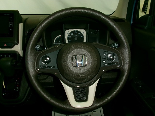 ステアリングスイッチでオーディオ各種操作が可能で、運転に集中できます。安心・安全・快適なドライブをお楽しみいただけます。