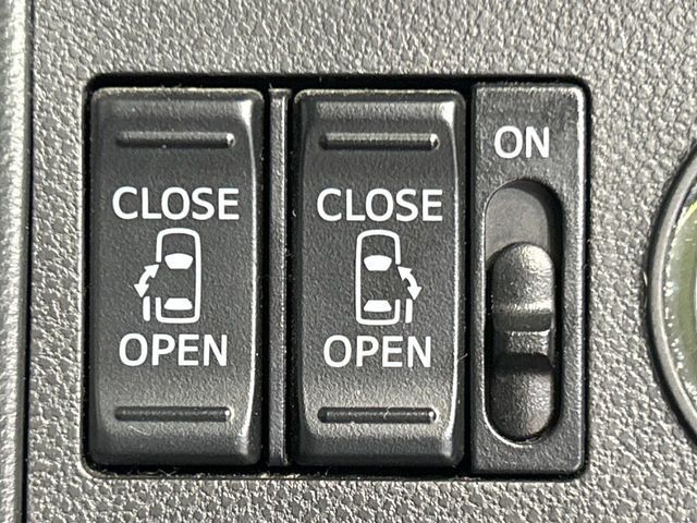 【両側パワースライドドア】スマートキーや運転席のスイッチで後席両側スライドドアの開閉が可能♪電動だから力を入れてドアを開ける必要が無く、小さなお子様でも簡単に開け閉めでき快適です♪