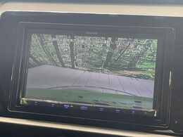 【バックカメラ】駐車時に後方がリアルタイム映像で確認できます。大型商業施設や立体駐車場での駐車時や、夜間のバック時に大活躍！運転スキルに関わらず、今や必須となった装備のひとつです！