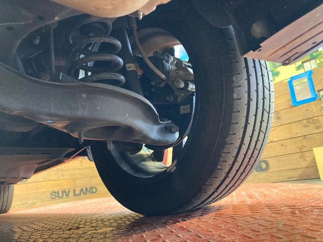 お車を安心してお乗りいただく為には、足回りの定期点検が欠かせません。サービスサポート（有償保証）では無料点検もご提供しており、安心のカーライフをお過ごしいただけるサポート体制が整っています。