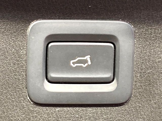【パワーバックドア】スマートキーや運転席のボタンを押すだけでリアゲートが自動で開閉します！荷物を持っている時や、高い位置にあるバックドアを閉める際に便利な機能です♪