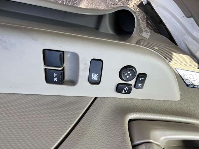 運転席はパワーウィンド付きです！