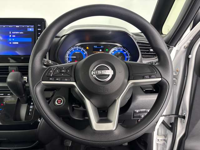 手元でオーディオの操作ができます。