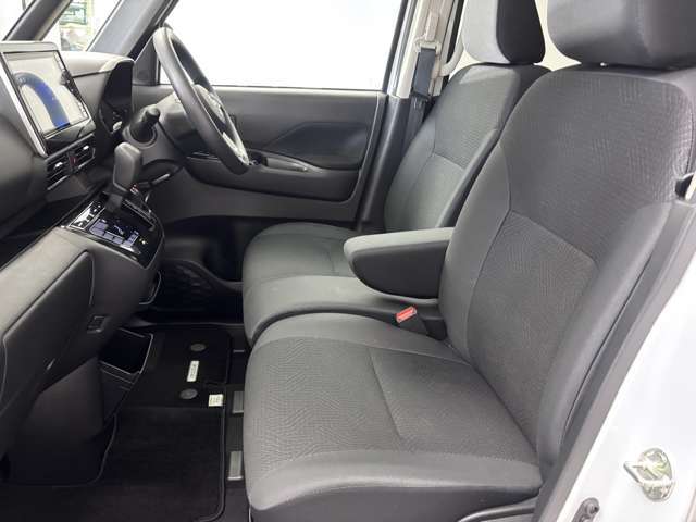 【ベンチシート】運転席と助手席の間にカバンを置いたり、肘掛けをおろしたり様々なシーンに合わせてお使いいただけます♪