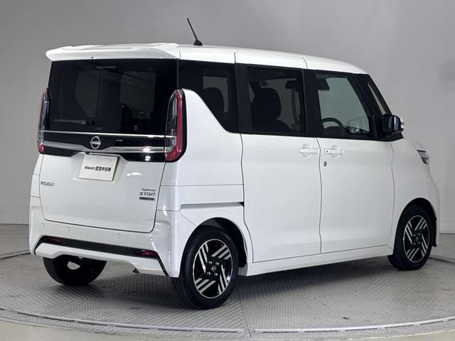 当社からご成約の中古車は前面撥水ウインドゥ施工して納車致します。独自コーティング技術と専用撥水ワイパーで高い撥水効果を持続します。処理した後は雨粒が水玉となってはじけ飛び、良好な視界を確保できます。