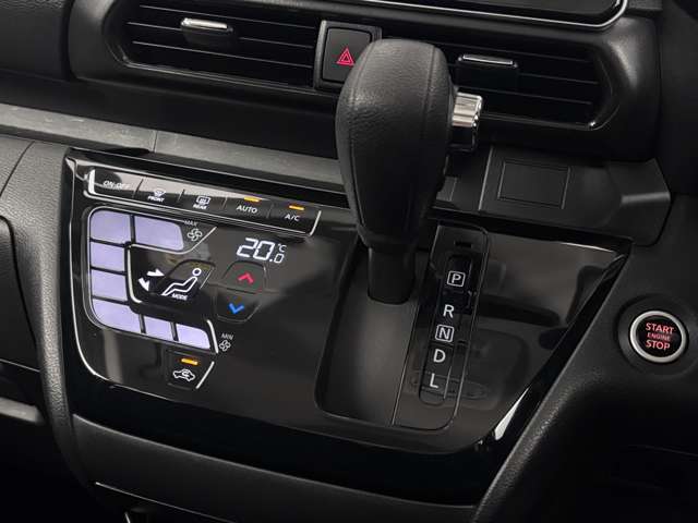 オートエアコンで快適な車内温度で過ごすことができます。