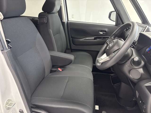 運転席も広くゆとりのある室内です