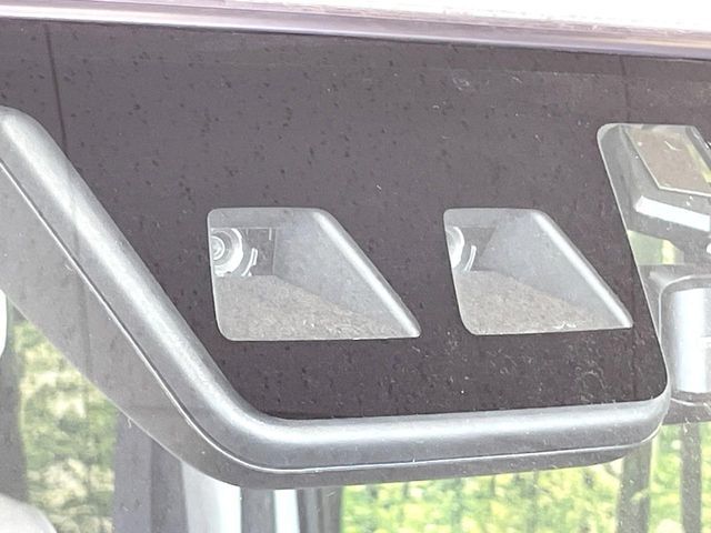 【スマートアシスト】走行中に前方の車両等を認識し、衝突しそうな時は警報とブレーキで衝突回避と被害軽減をアシスト。より安全にドライブをお楽しみいただけます。